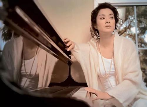 『韩红』80年代的歌手,歌曲红遍大江南北,韩红在演唱会上向她下跪