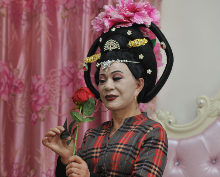 颜夕趣史|62岁大爷男扮女装30多年，坐拥百万却妻离子散，现状如何？