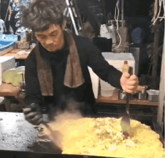 「王宝强」南宁罗志祥火后,又一炒面大叔撞脸王宝强:确认过眼神是宝宝本人