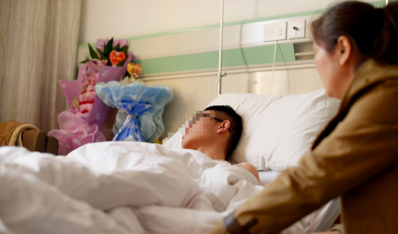 鸡汤|37岁男子，不碰烟酒，确诊肝癌，医生摇头：这2件事是\祸根\
