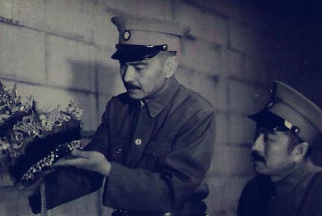 颜夕趣史|男子9万买一袈裟,专家:曾盖死人身上不吉利,后拍出1.3亿