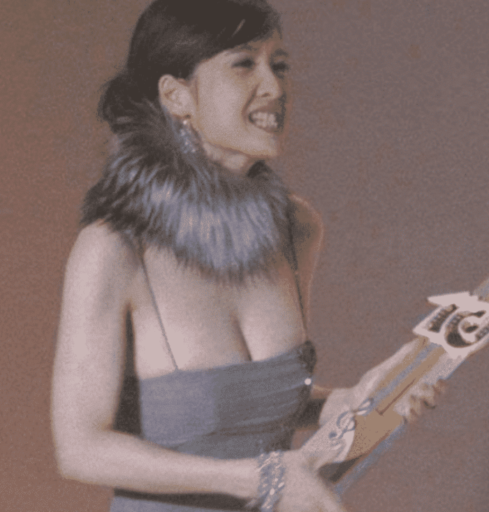 周慧敏|她曾是“香港玉女”，怕变老至今没要孩子，如今52岁嫩得像水蜜桃