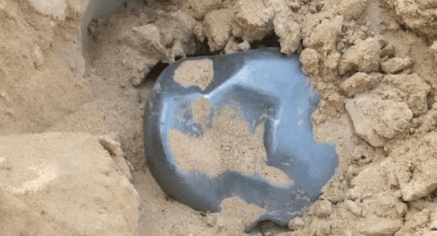 陨石@印度天空传来隆隆巨响，突然掉下一个神秘的不明金属物！