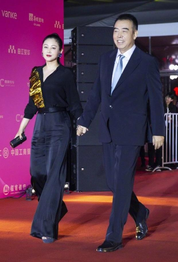 陈红■陈红实在是不服老,一身黑加高马尾,携丈夫陈凯歌高调亮相!