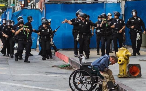 美国■美国街头的悲惨一幕，警察向轮椅上老人开枪，比跪死黑人还残忍