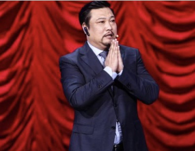 欢乐喜剧人|37岁辞掉副处级职务,39岁因春晚走红,今娶美女老婆被嘲吃嫩草