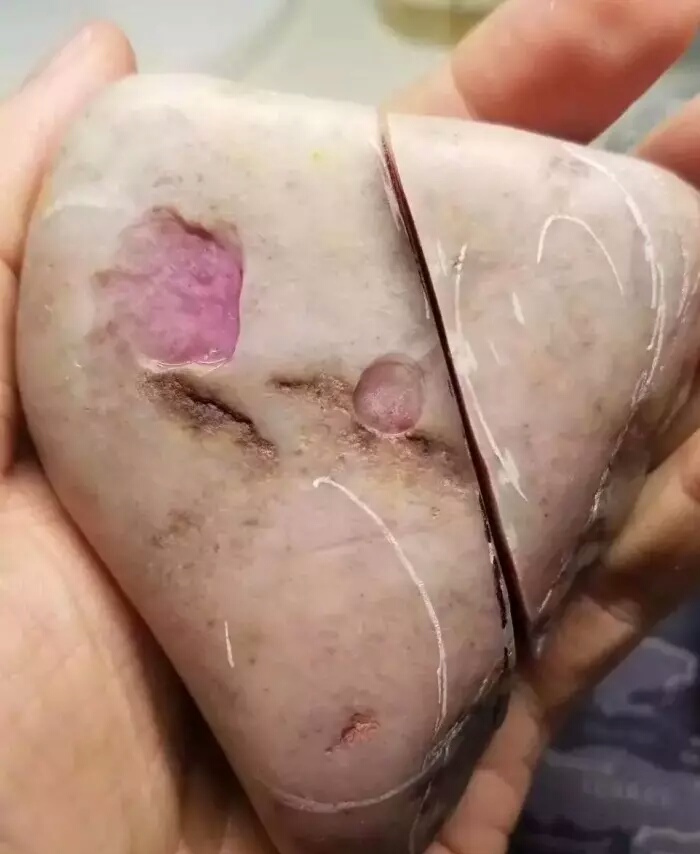 『翡翠』3千买来的翡翠原石，本以为是块冰春料，没想是个“火龙果”