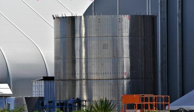 SpaceX|SpaceX在第一艘高空星际飞船的鼻锥上安装前襟翼，静态点火后合体