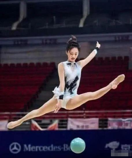 #安悦溪#?  31岁的“糖宝”再次走红， 体操舞姿让人心动， 这腿是真的吗？