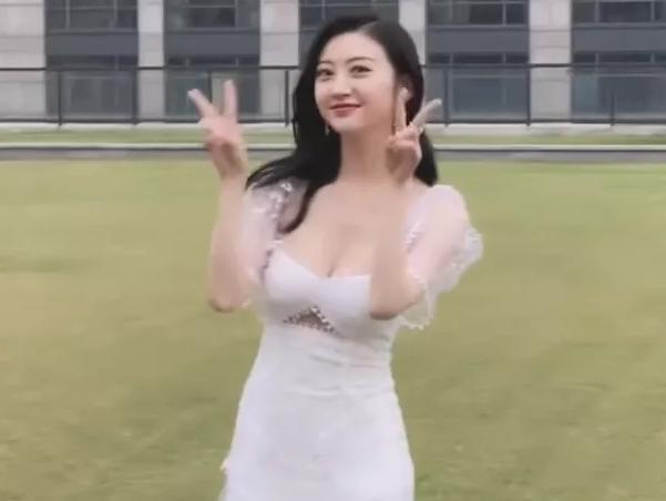 景甜|景甜“真人”长啥样？在没有美颜的镜头下，景甜的颜值也太真实了