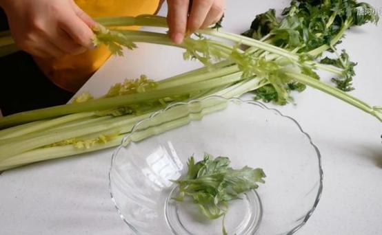 芹菜▲芹菜叶不要在丢掉了，营养丰盛味道好，只需要蒸一下就可以