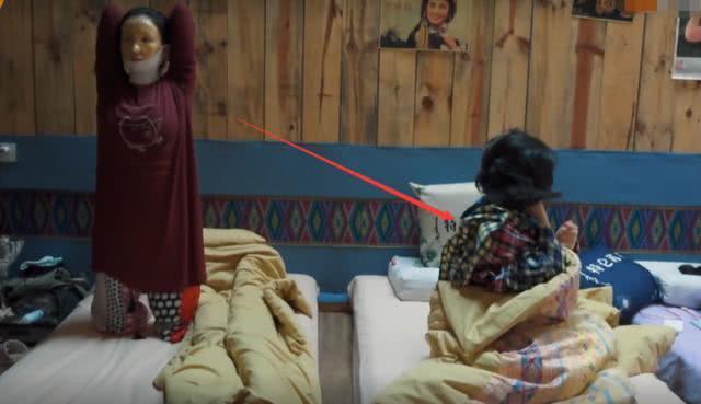 『张子枫』张子枫睡觉怕被拍，谁注意她睡衣的穿法，我看着都难受