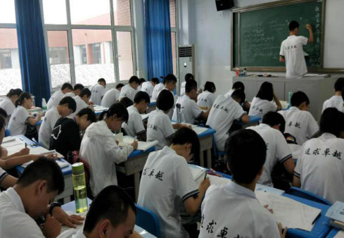 大学|家长哭泣：孩子高三一年辅导班花了一二十万，却没有考上大学