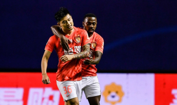 江苏苏宁|锁定前三名！苏宁2-1复仇恒大，何超破门，特谢拉和埃德尔建功