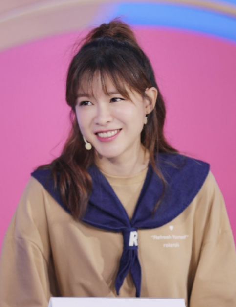 李艾|40岁李艾有多撩人，大胆挑战“3D彩绘裙”，40岁的样子太绝了