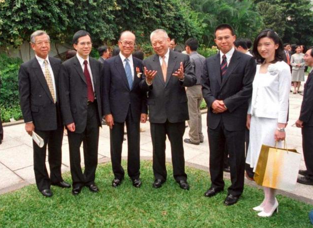 【李嘉诚】李嘉诚又回来了?4000亿资产或将被没收,开始重启投资大陆