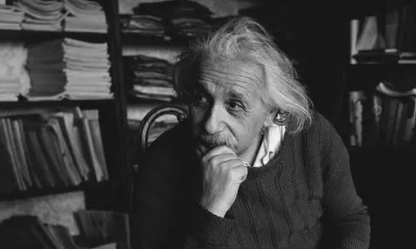 『爱因斯坦』爱因斯坦为何照片多数是上半身?全身照去哪了?难道其中有秘密?