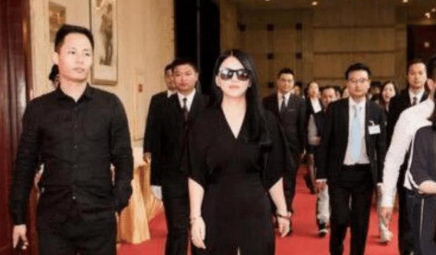 张一山|自以为自己很红，机场上厕所带了2排的保镖，张一山当场就蒙圈：这谁啊