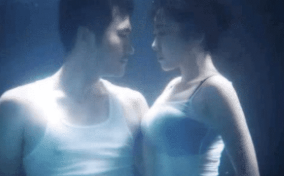 『闫妮』48岁闫妮的水下“大片”，明明一丝不露，小心脏却怦怦直跳！