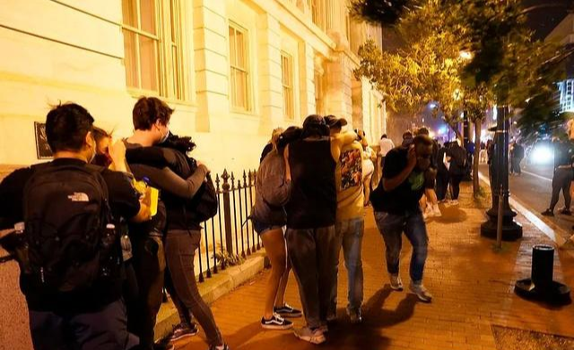 「美国警察」美国警察被爆头 无辜市民遭枪杀 华人自家阳台遇枪击 多人惨死