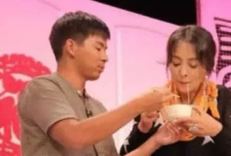 明星|誓死不嫁给中国人,三嫁老外皆被“退货”,如今带日本儿子回到国内捞金!