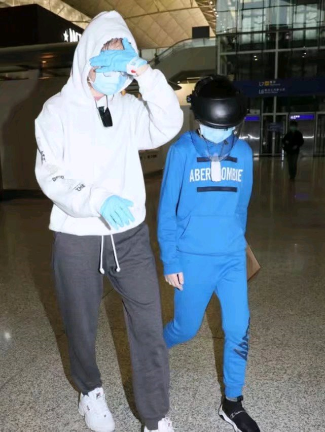 「甄子丹」甄子丹一家四口从美国全部武装反港，戴追踪手环将接受为期14天隔离