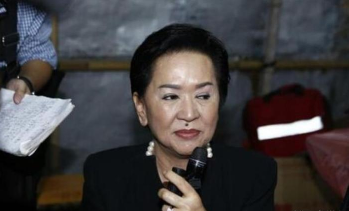 [邓永祥]她与富豪同居30年才上位，为老公穿了一辈子塑身衣，4亿遗产却只得1元