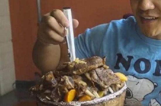 羊肉▲川藏线上的羊肉,一大桶80元,吃一口就后悔,网友:专坑外地人!