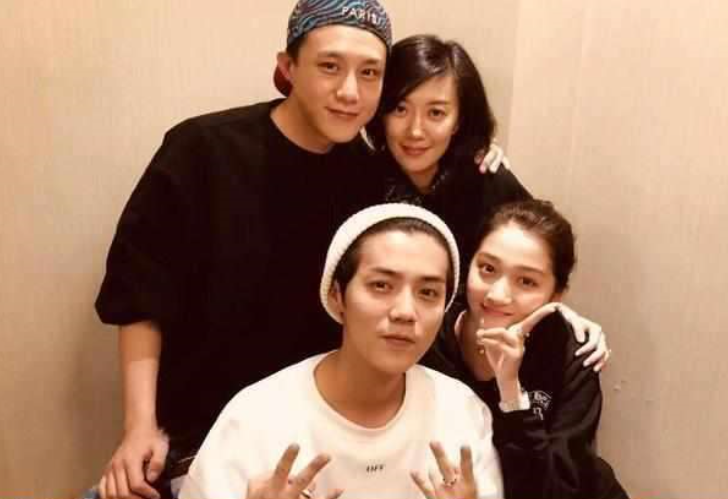 #关晓彤#当年关晓彤拍摄“卫生棉”广告，未P图遭曝光，网友：原来鹿晗好这口