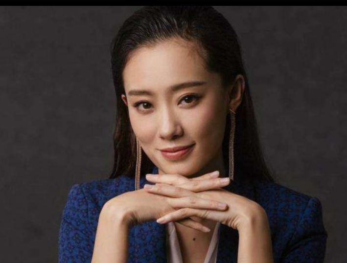 冯巩|因春晚跷二郎腿出名,是冯巩的“爱女”,现在为贾玲打工