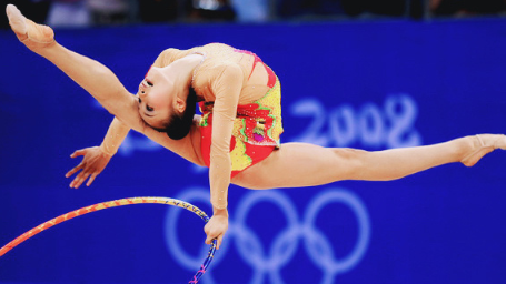 []体操界的“最美女神”，退役多年美到认不出，身材傲人依旧柔软