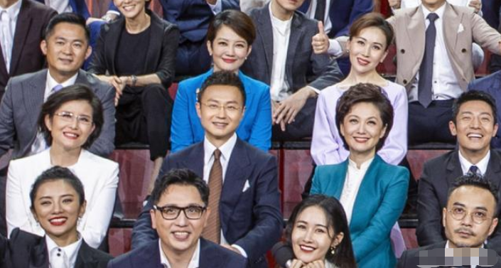董卿|全国主持人齐聚央视大合影,董卿稳坐C位,撒贝宁地位不如汪涵