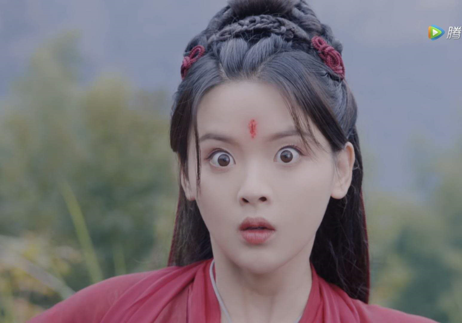 杨超越|继baby后又一瞪眼女主上场，杨超越新剧开播被劝退：没人能瞪过你