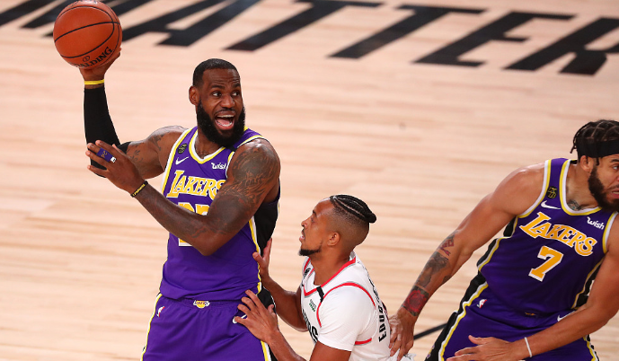 勒布朗·詹姆斯|死亡凝视+秀身体！疯狂詹姆斯征服开拓者，一战刷爆五大纪录