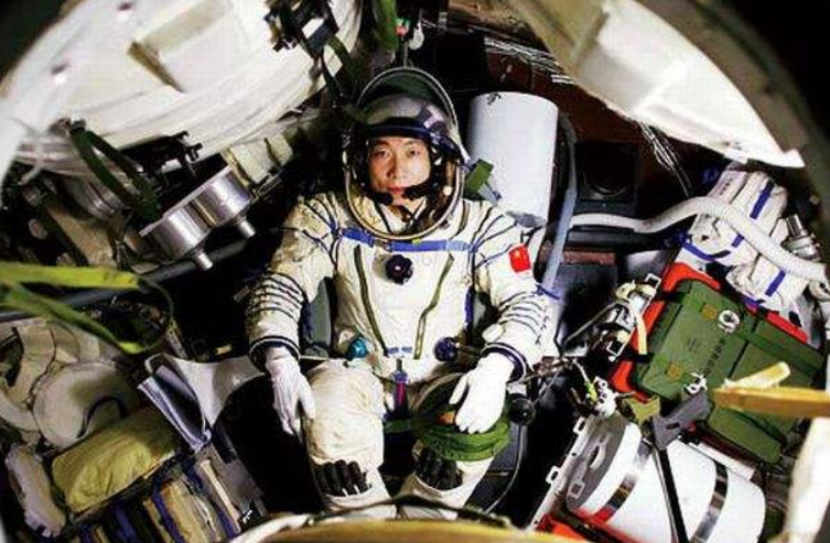 杨利伟|为何杨利伟回到地面后,就再未提过上天的事情了?只因过程太凶险