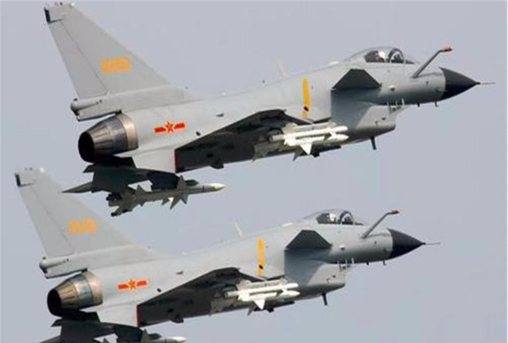 『印度』边境基地进驻大批歼-11，印度派出20架战机进行拦截，司令亲自驾机助威