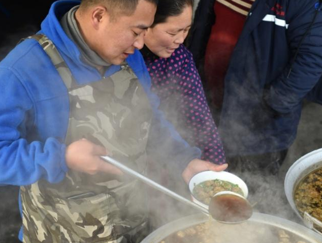 「泡面」母子街头卖这“泡面”1碗20元,4小时卖300碗,顾客开豪车排队买