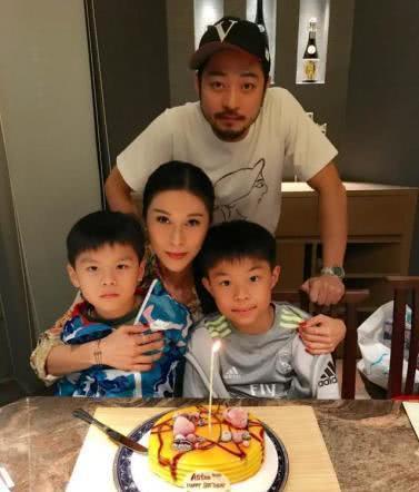 古惑仔▲夫妻同演《古惑仔》，离婚后一个生四孩还美如少女，一个无戏可拍