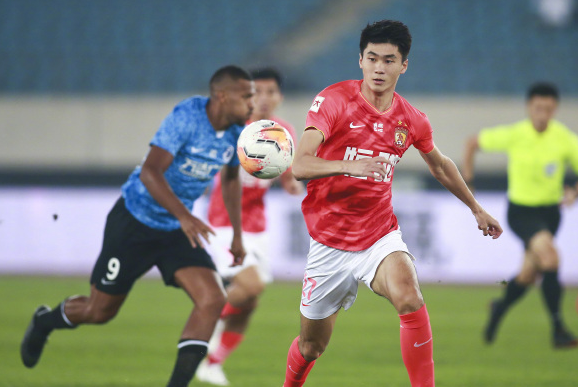 广州恒大|真的踢不动了!40岁老将疲态尽显失误连连,卡帅点名批评爱将。