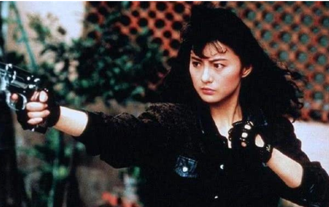 「李赛凤」她是香港动作片头号女打星，如今55岁落魄不堪，一言难尽