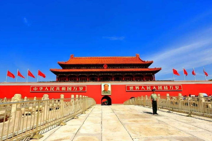 「历史揭秘」为何天安门城楼的毛主席画像,每年都要更换一次?看完肃然起敬