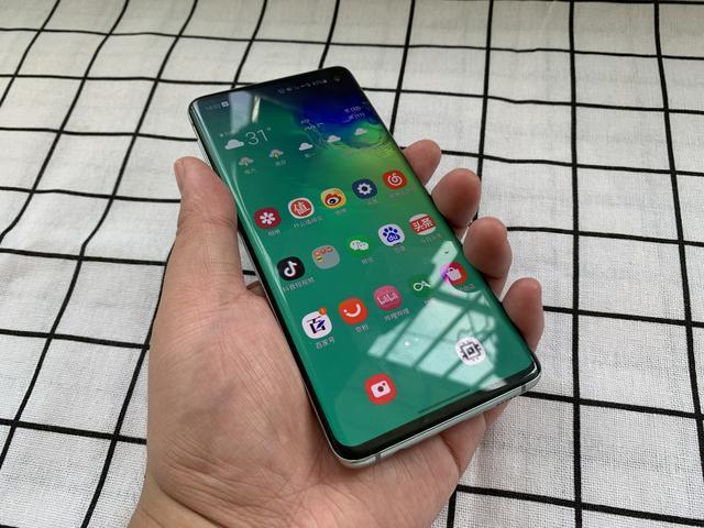 三星galaxy s10|1800元拿下三星S10，拿下的同时，好想把兜里的iPhone XR卖掉