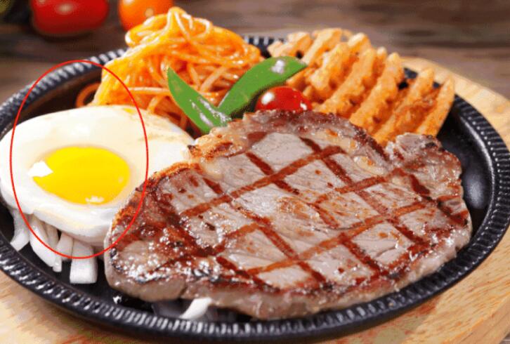 牛排|吃牛排时，盘子里的煎蛋不是用来吃的？服务员：吃掉的人太土了