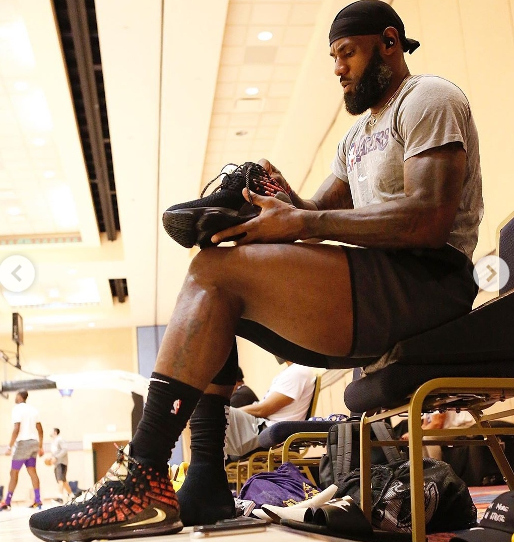 |詹姆斯周杰伦跨界合作!新款战靴灵感源自周杰伦歌词,詹皇训练已上脚