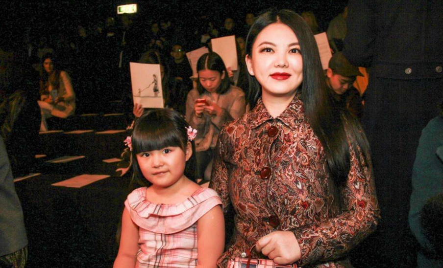 「赵薇」赵薇10岁女儿和李湘11岁女儿，差距一目了然，输的好惨！
