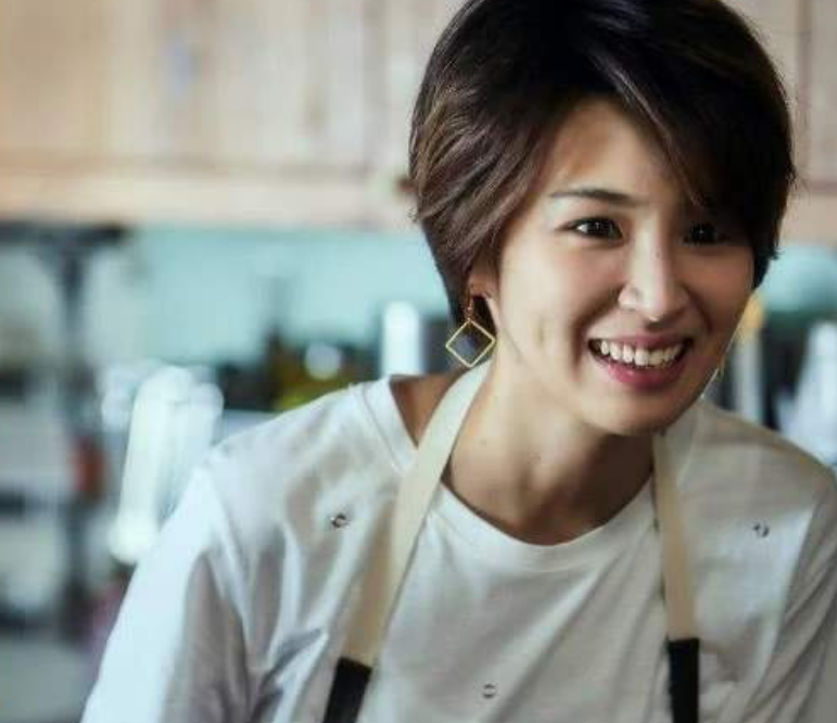 还记得《终极一班》的雷婷吗?如今30多岁留长发,美到让人认不出