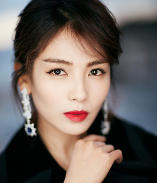 「刘涛」刘涛遵守承诺直播倒立，显露出富态曲线美，期待再来一次五折房子