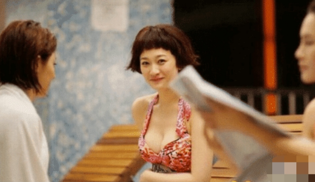 「林心如」44岁林心如撞上44岁李小冉，本来是同年龄人，看起来却区别这么大