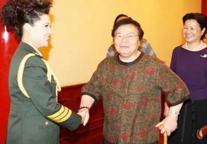 「」中国第一位女将军!48岁被授少将军衔,一生共有22个“孩子”