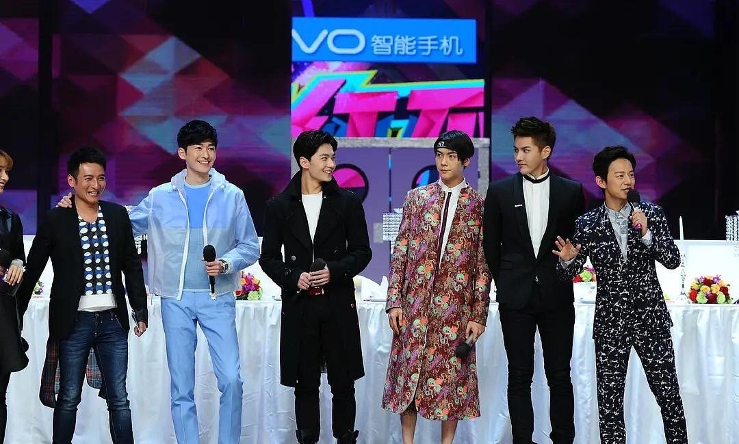 「快乐大本营」《快乐大本营》名场面！四大顶流同台，陈伟霆一身花美成女主角